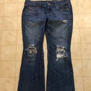 American Eagle boyfriend jean. Destroyed jean.